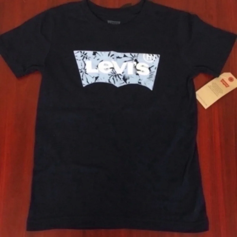 NWT. LEVI’S Boys’ Top